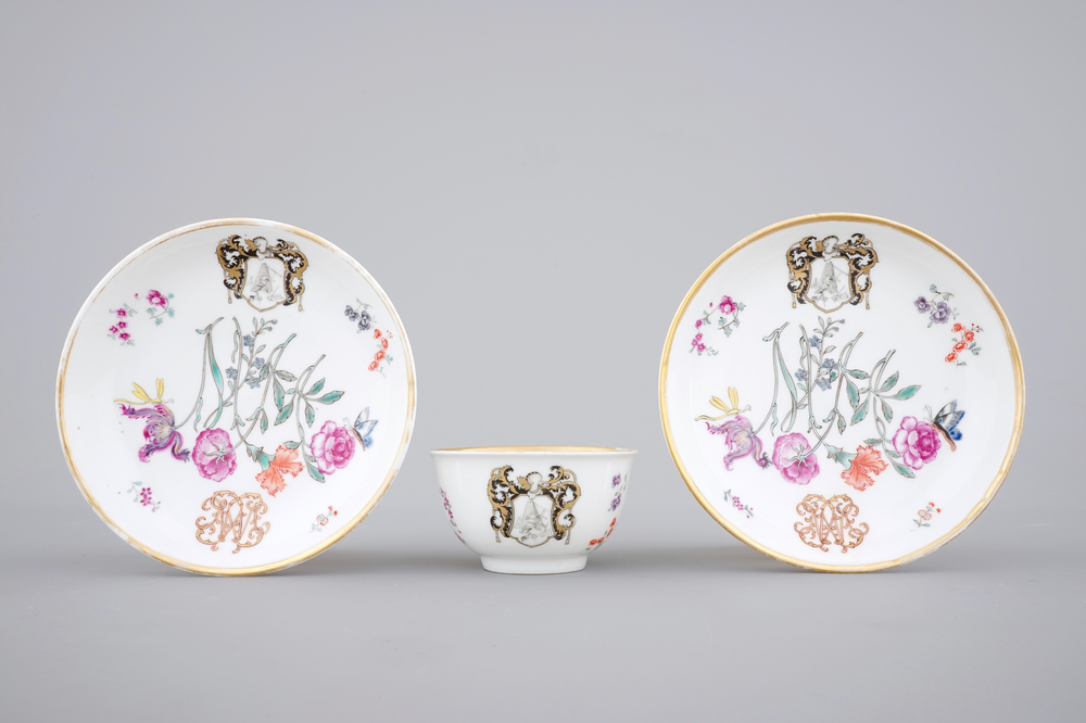 Une tasse et deux soucoupes en porcelaine de Chine pour l'export au d&eacute;cor armoiri&eacute;, 18&egrave;me