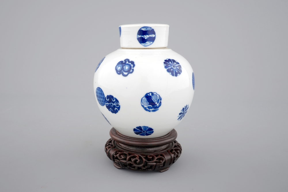 Un pot globulaire et son couvercle en porcelaine de Chine bleu et blanc, d&eacute;but 19&egrave;me