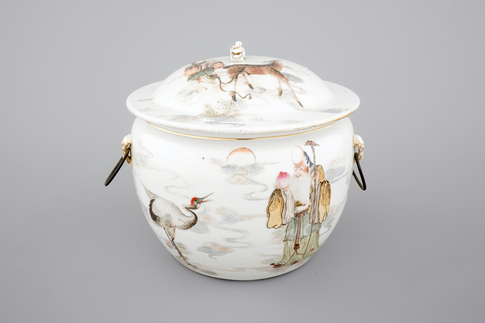 A fine Chinese Qianjiang food bow with cover, depicting Shou Lao and a stork, 19/20th C.