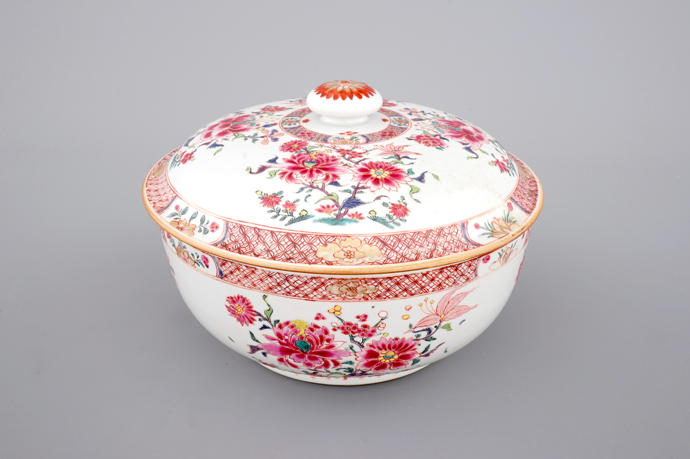 A round Chinese famille rose export porcelain tureen and cover, Qianlong, 18th C.