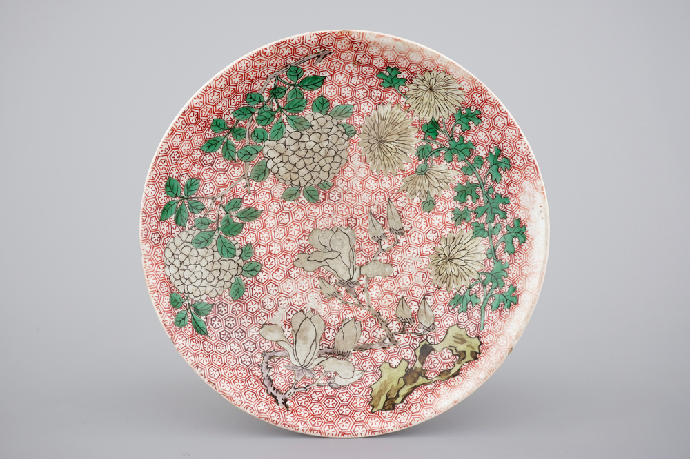 A Chinese wucai dish with flowers, Transitional to early Kangxi, 17th C.