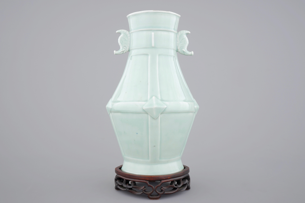 A monochrome Chinese porcelain vase with bat-shaped handles on stand, 19/20th C.