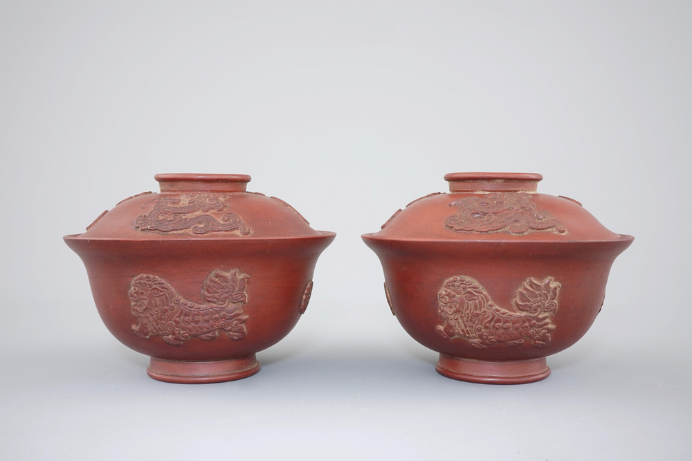 A pair of Chinese Yixing stoneware teabowls with cover, 19/20th C.