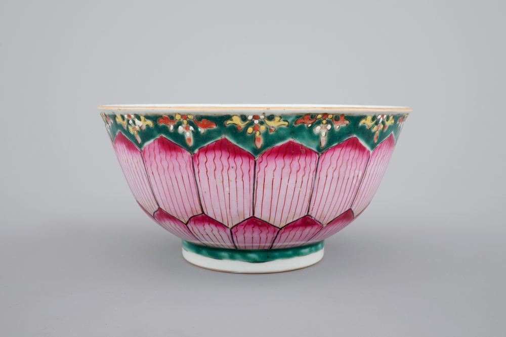 A Chinese famille rose porcelain bowl with lotus decoration, 18/19th C