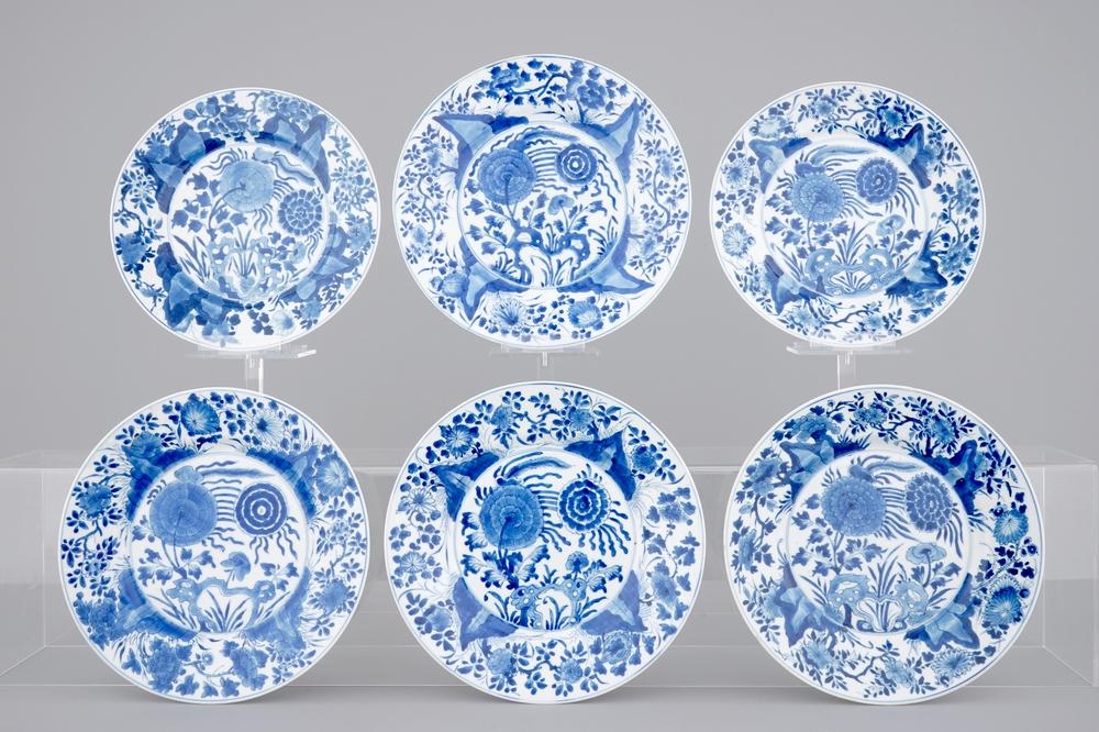 A set of four dishes and two large Chinese porcelain plates with flowers, Kangxi, ca. 1700