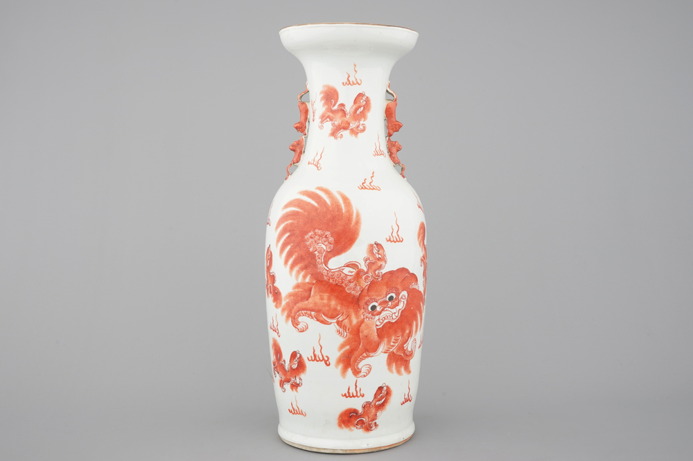 A tall Chinese iron-red porcelain vase with foo dogs, 19th C.