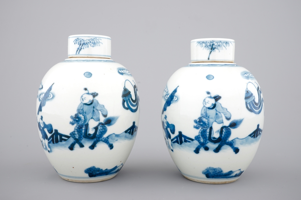 A pair of blue and white Chinese porcelain jars with covers, 19/20th C.