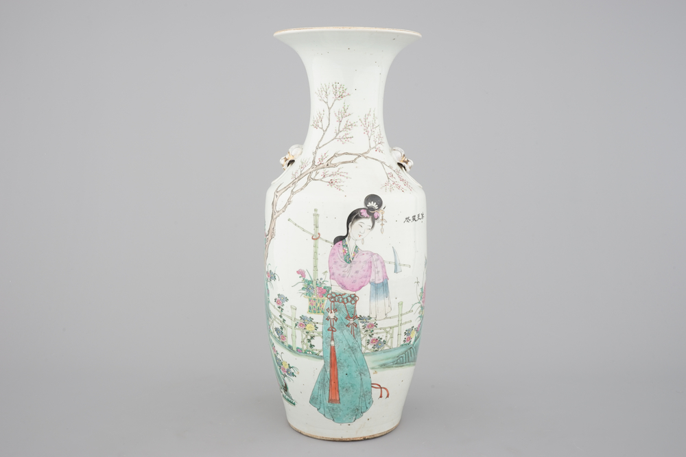 A tall Chinese famille rose porcelain vase with a beauty, 19th C.