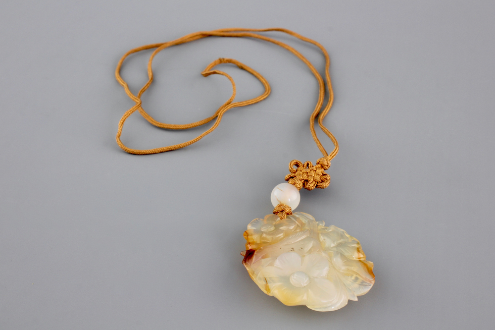 A Chinese carved agate pendant, 19/20th C