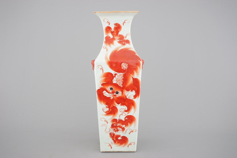 A Chinese porcelain square vase with foo dogs, 19th C.