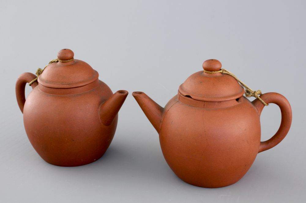 Two small Chinese yixing stoneware teapots, 18/19th C.