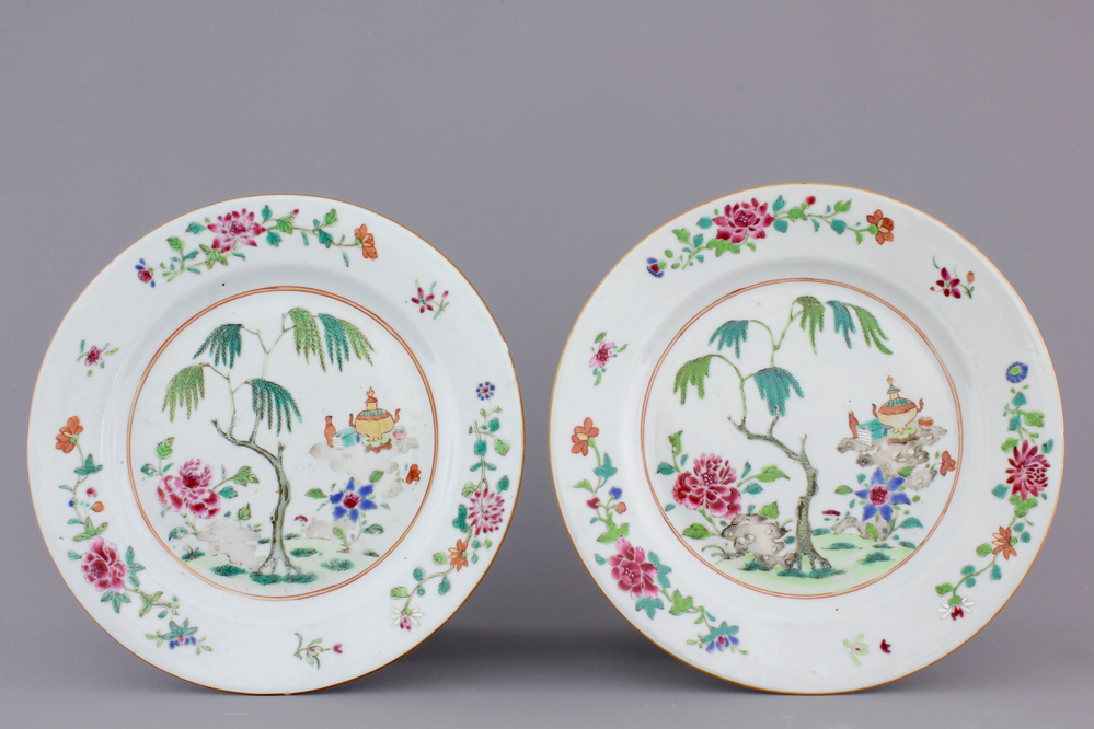 A pair of Chinese famille rose porcelain plates, Qianlong, 18th C.