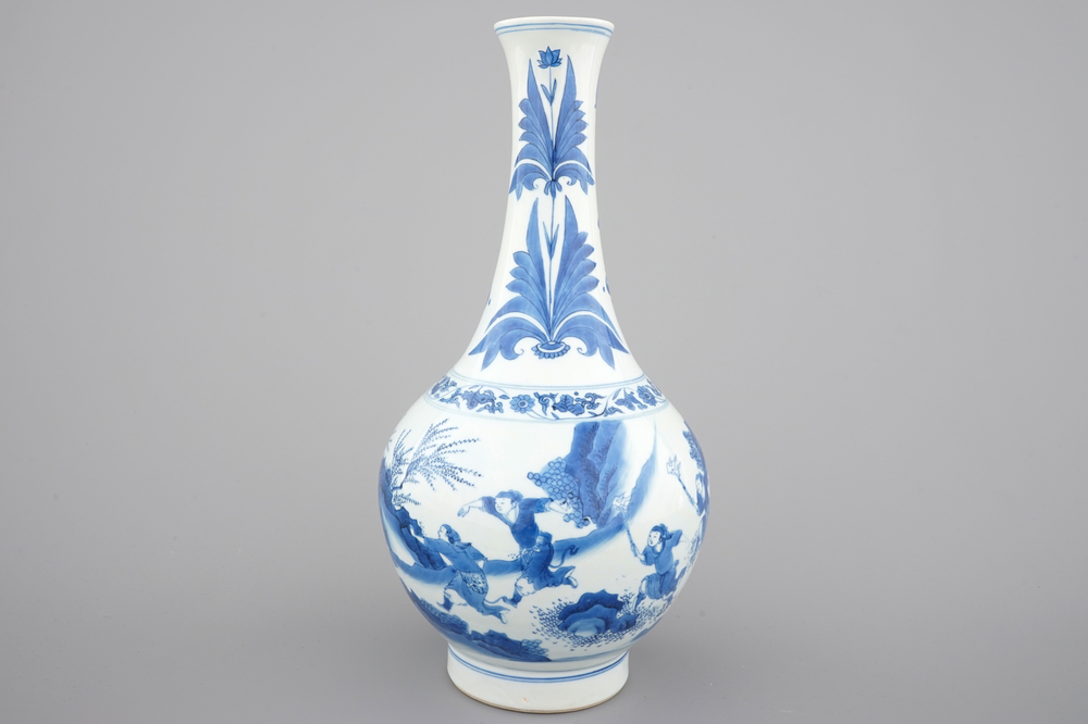 A blue and white Chinese porcelain bottle vase, Transitional, 17th C.