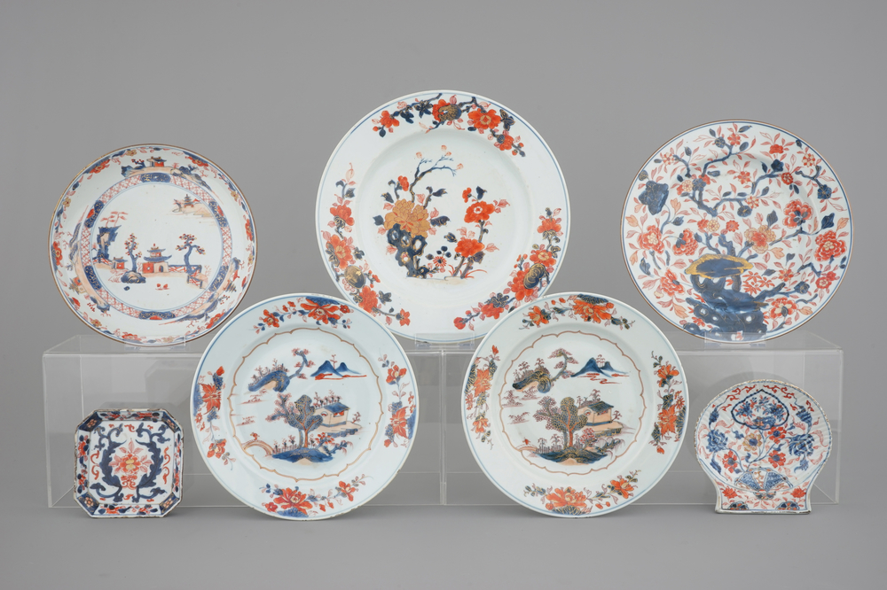 A group of 5 large 18th C. Chinese Imari porcelain plates and 2 trays, one shell-shaped, Qianlong, 18th C.