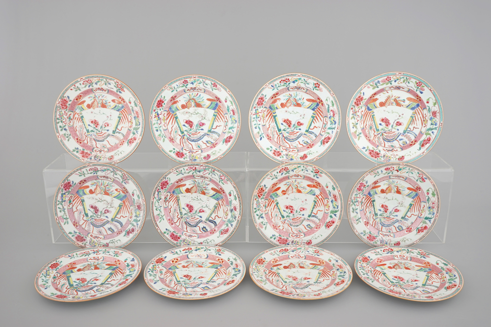 A set of 12 Chinese famille rose export porcelain plates with phoenix with scroll design, Qianlong, 18th C.