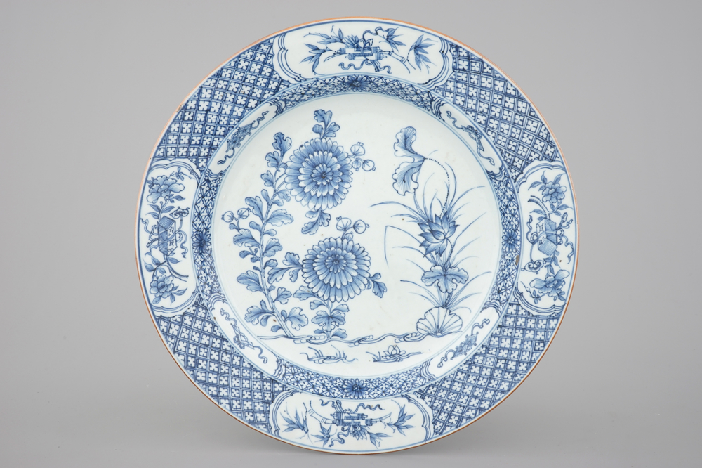 A large blue and white Chinese porcelain dish, Qianlong, 18th C.