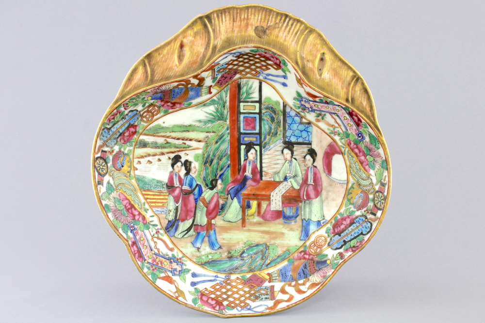 A Chinese shell-shaped Canton gilt and famille rose porcelain plate, mid-19th C.
