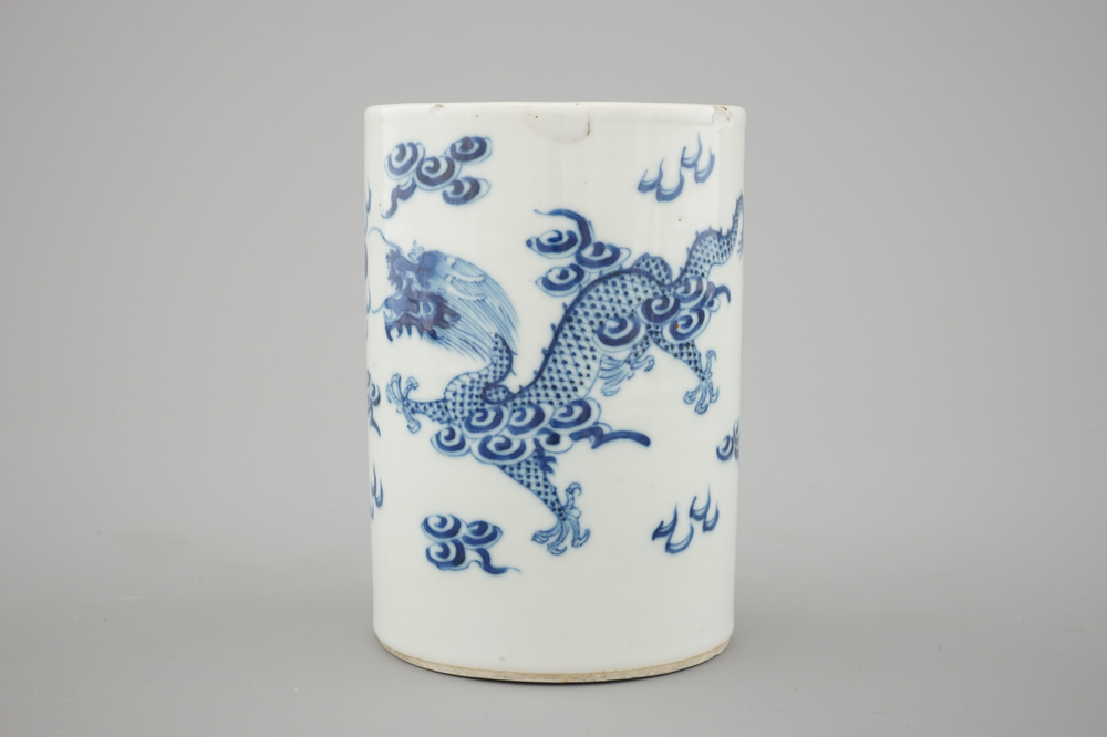 A brush pot with dragons in blue and white Chinese porcelain, 19th C.