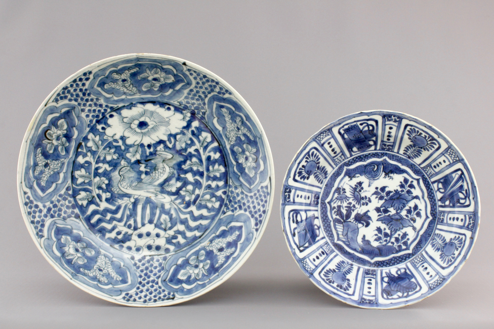 A Swatow dish with phoenixes and a kraak porcelain plate, Ming, Wan-Li, 16/17th C.