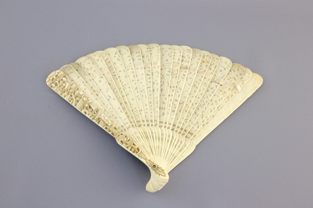 A Chinese Canton carved ivory fan in original presentation box, 19th C.