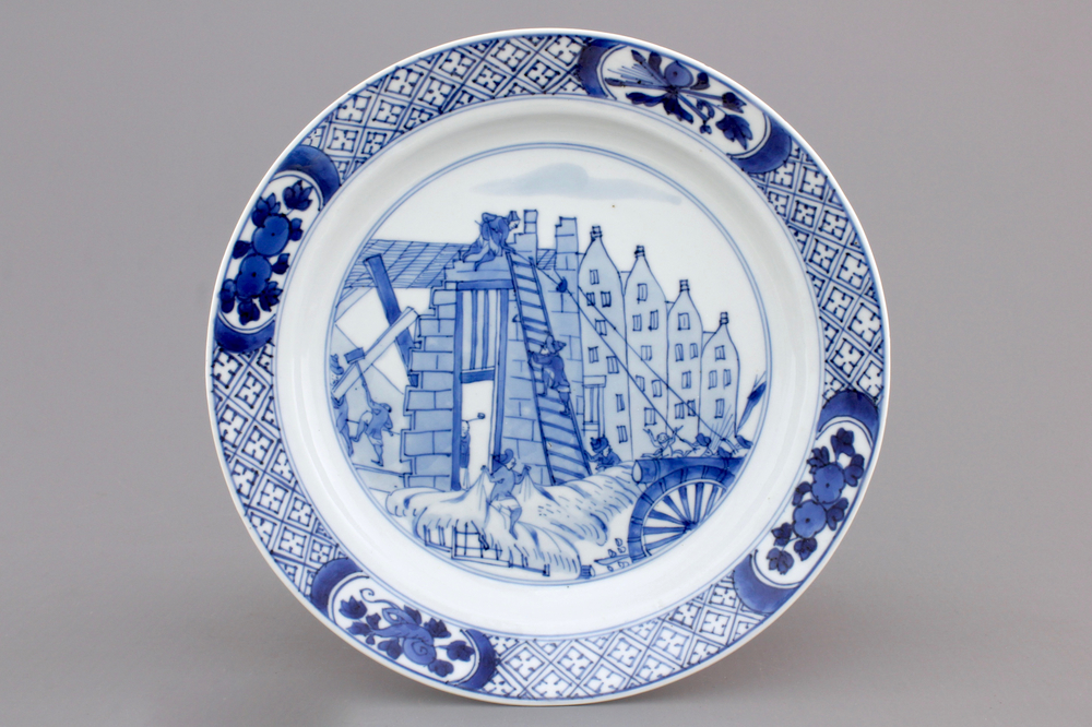 Blauw en wit bord in Chinees porselein met decor van &quot;Oproer in Rotterdam&quot; ('Rotterdam Riot'), Kangxi