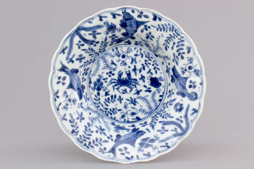 A blue and white Chinese export porcelain plate with crabs and fish, Kangxi, ca. 1700