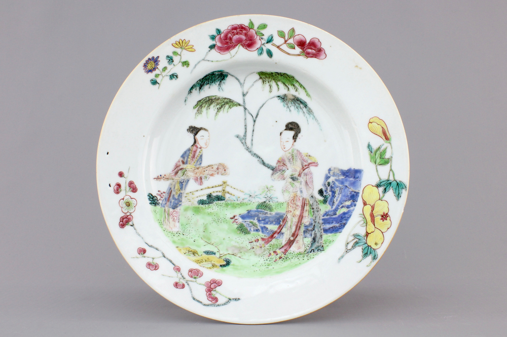 A Chinese famillle rose porcelain plate with ladies in a garden with a qin, Yongzheng, 1722-1735