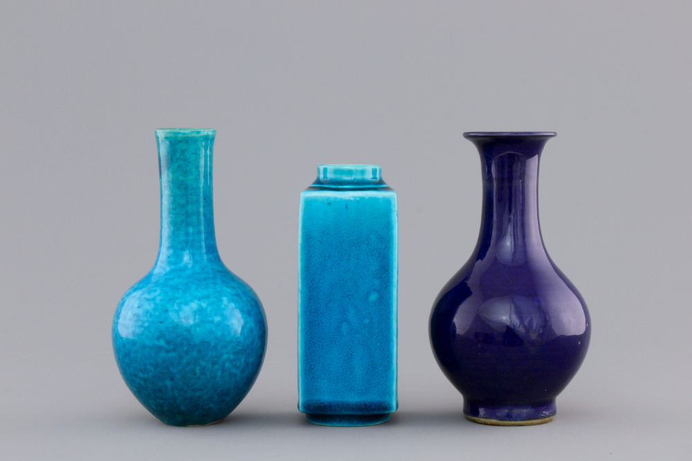 A lot of 3 monochrome turquoise and aubergine Chinese porcelain vases, 18/19th C.