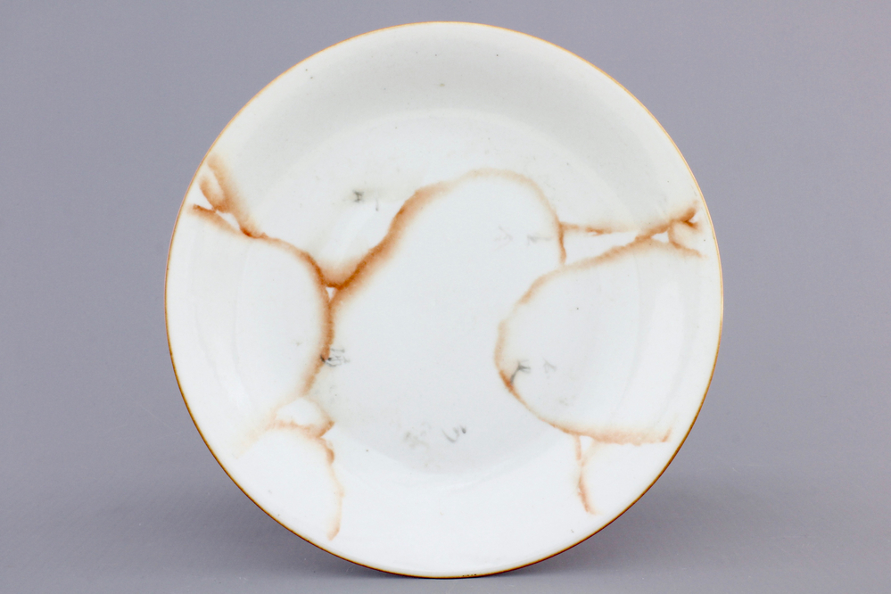 A Chinese porcelain faux-marbre plate, Qianlong mark, 18/19th C.