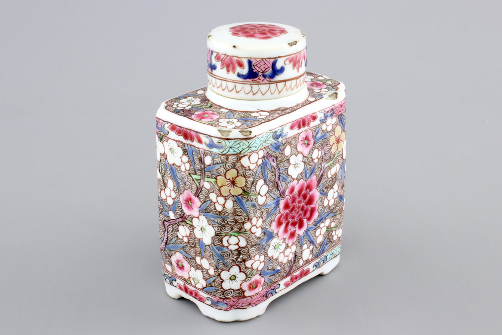 A Chinese famille rose export porcelain tea caddy, Qianlong, 18th C.