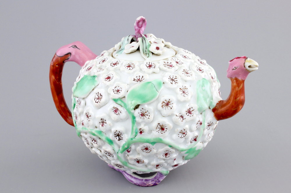 A rare Chinese porcelain famille rose bird-shaped teapot, Yongzheng-Qianlong, 18th C.