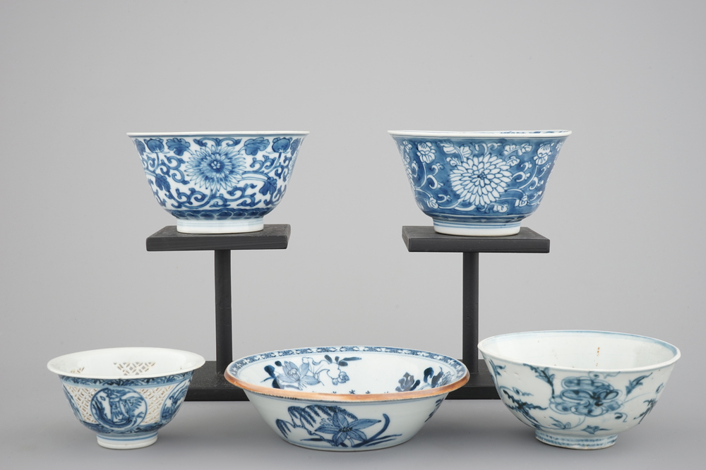 A set of 5 Chinese blue and white porcelain bowls, Ming and Qing Dynasty, 16/18th C.