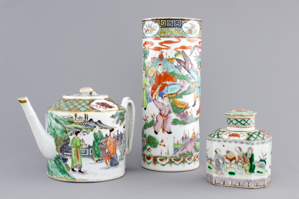 A Chinese famille verte porcelain teapot, a tea caddy and a hat stand, 19th C.