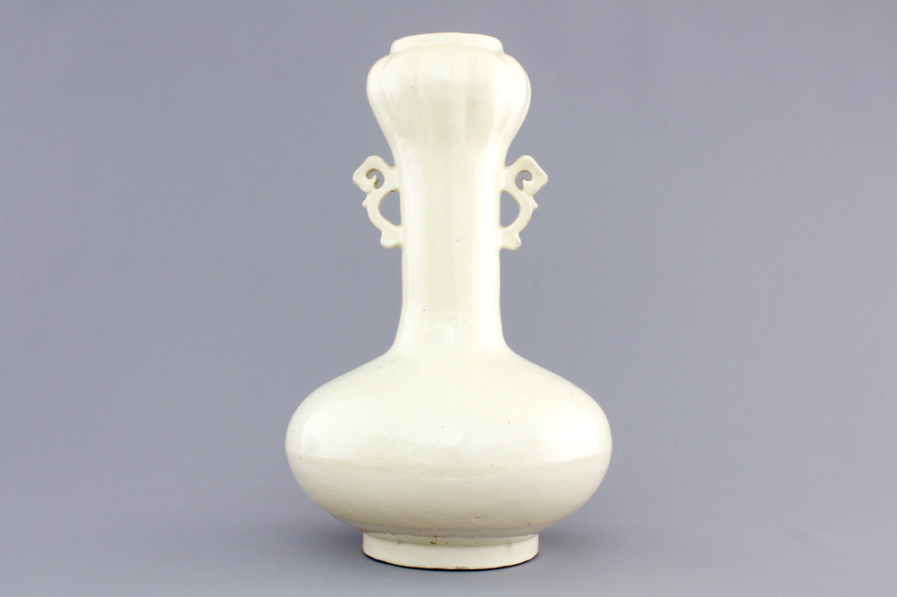 A Chinese Cizhou cream-glazed archaic form vase, 16/18th C.