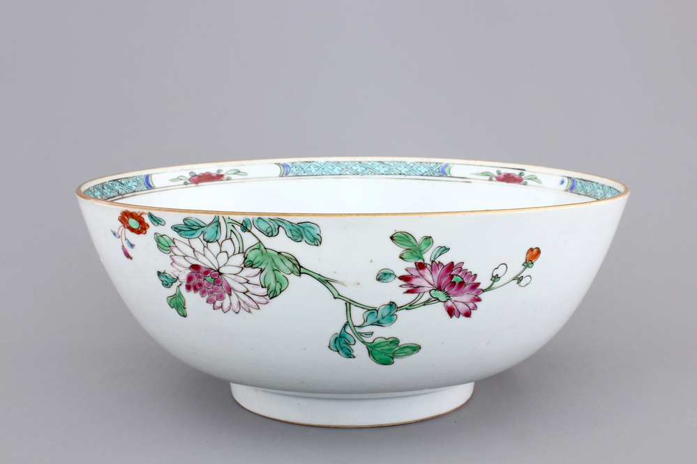 A large Chinese famille rose export porcelain bowl, Qianlong, 18th C.