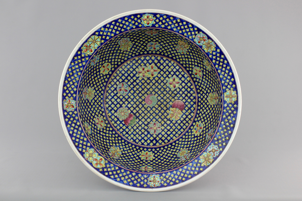A large Chinese porcelain famille rose Peranakan Straits bowl, 19th C.