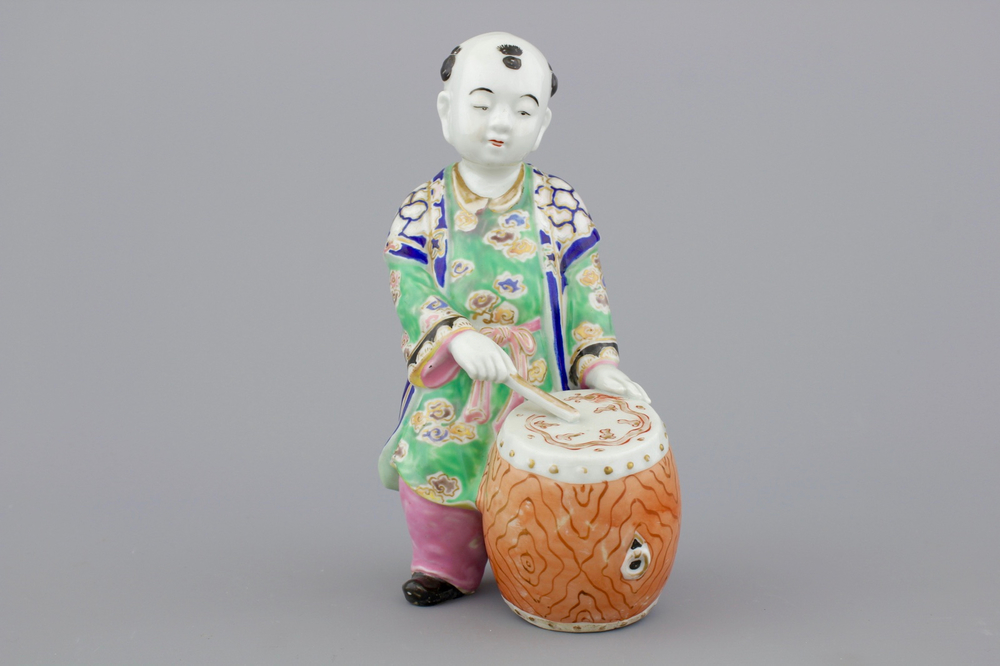 Figuur van een trommelaar in Chinees polychroom porselein, 19e-20e eeuw