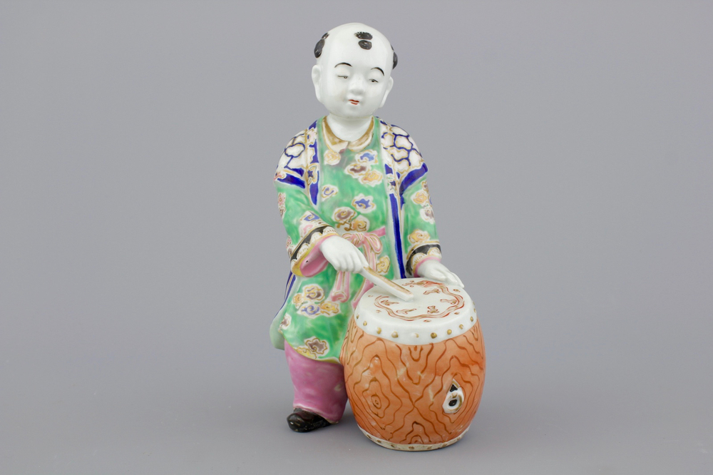 A Chinese porcelain polychrome figure of a drummer, 19/20th C.