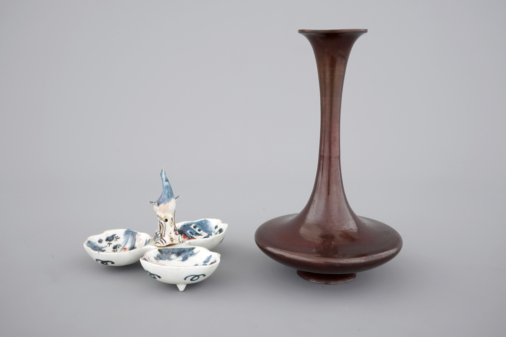 A fine Japanese bronze vase, 19th C. and an Imari spice box with dolphin finial, 17/18th C.