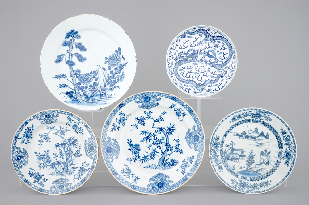 A lot of 5 large blue and white Chinese porcelain dishes, 18th C.