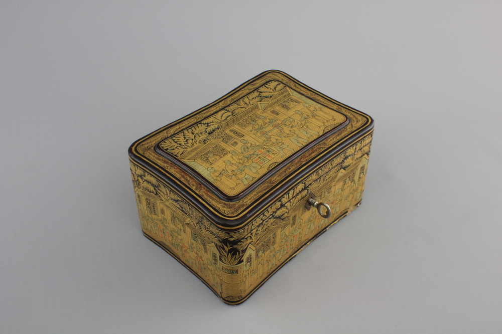 A fine Chinese gilt-laquered export tea caddy, 19th C.