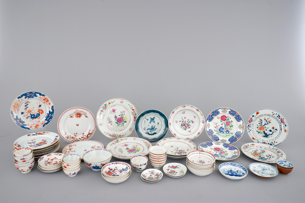 A big lot of Chinese porcelain: 24 plates and a collection of cups and saucers, 18/19th C.