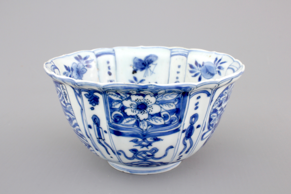 A Chinese blue and white kraak porcelain crow cup, Wan-Li, Ming Dynasty