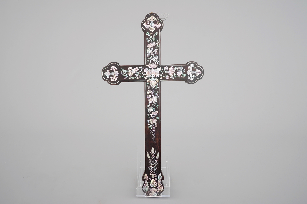 A Chinese mother of pearl inlaid Apostle Cross, 17/18th C., Macau (?)