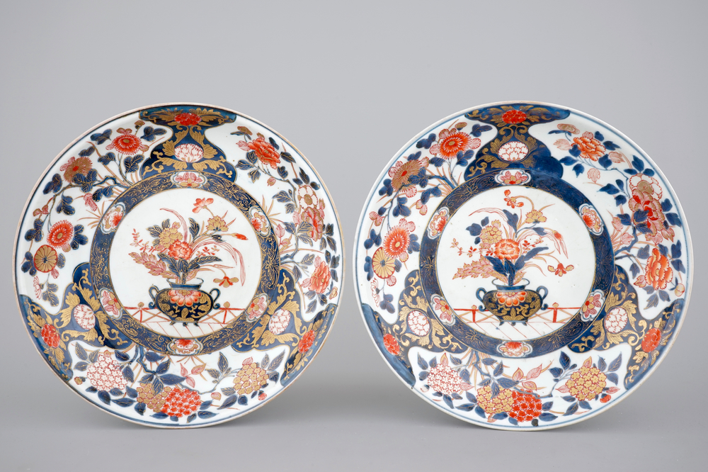 A pair of Japanese Imari porcelain dishes, 17/18th C.