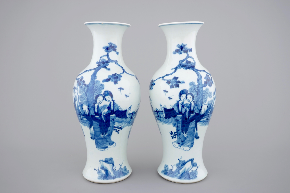 A pair of blue and white Chinese porcelain yenyen vases, 19th C.
