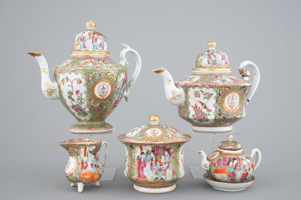 A lot of 5 Chinese Canton rose medallion armorial teapots, jugs and a bowl, 19th C.