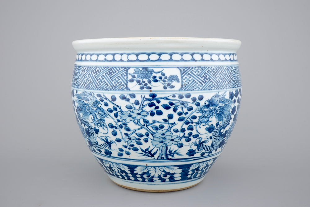 A blue and white Chinese fishbowl with dragons, 18/19th C.