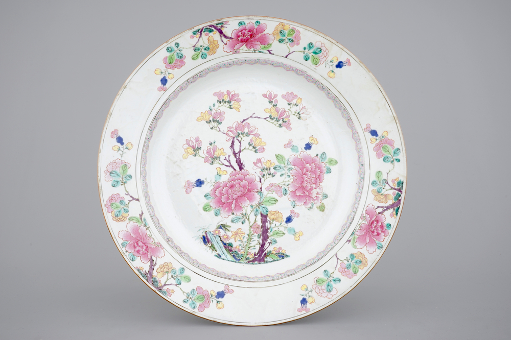 A large Chinese famille rose dish with fine flowers, Yongzheng, 1722-1735