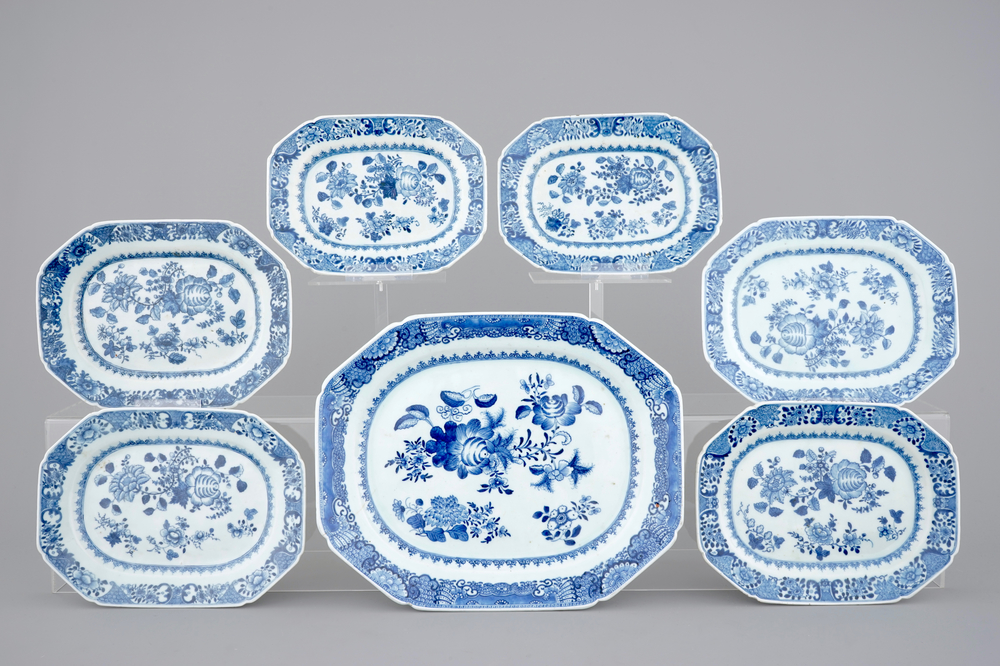 Zeven grote blauw-witte Chinese octagonale schotels, 18e eeuw